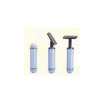 Retractable safety razor with replacement blade